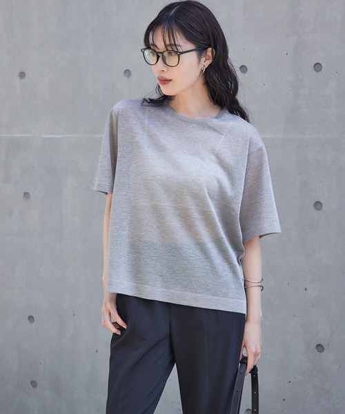 qualite(カリテ)の「【上品な透け感】シャイニーニットT/シアーTシャツ/夏服/サマーニット(Tシャツ/カットソー・レディース・ゴールド/オフホワイト/グレー・フリー)」の10枚目の写真