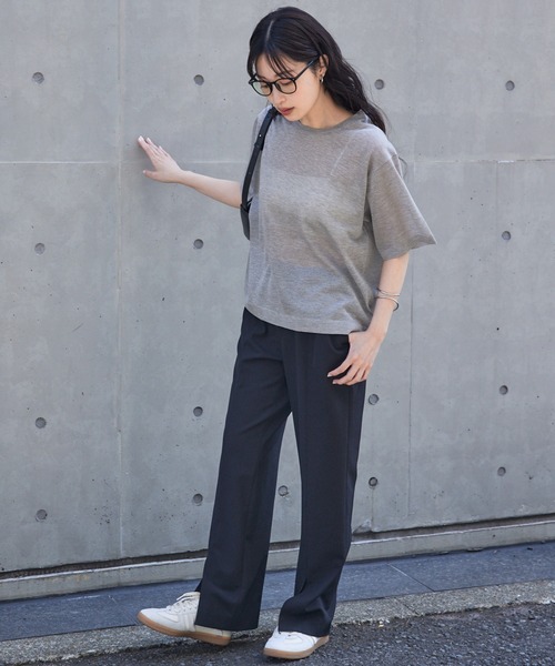 qualite(カリテ)の「【上品な透け感】シャイニーニットT/シアーTシャツ/夏服/サマーニット(Tシャツ/カットソー・レディース・ゴールド/オフホワイト/グレー・フリー)」の5枚目の写真