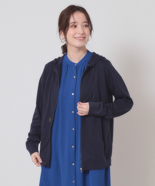 ITS'DEMO（イッツデモ）の「【定番人気／手洗い可／M・L展開】UVカットパーカ（パーカー・レディース・ネイビー/ライトグレー/レッド系1/ブラック/オフホワイト/ブルー・38/40）」の4枚目の写真