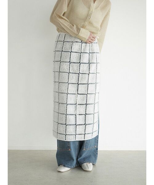 FIKA.(フィーカ)の「Cord embroidery wrap skirt(スカート・レディース・ブラック/オフホワイト・MEDIUM)」の3枚目の写真