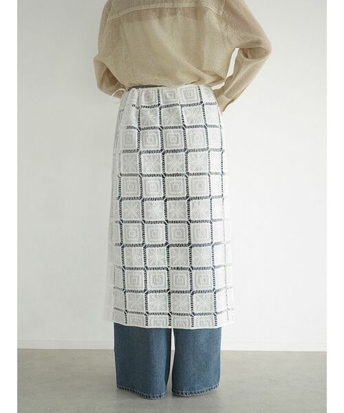 FIKA.(フィーカ)の「Cord embroidery wrap skirt(スカート・レディース・ブラック/オフホワイト・MEDIUM)」の6枚目の写真