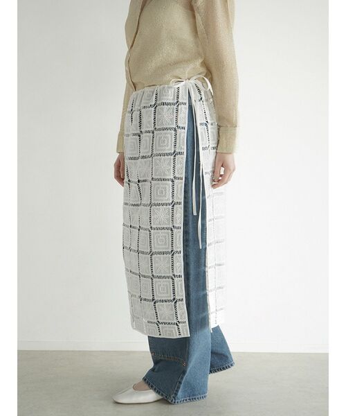 FIKA.(フィーカ)の「Cord embroidery wrap skirt(スカート・レディース・ブラック/オフホワイト・MEDIUM)」の1枚目の写真