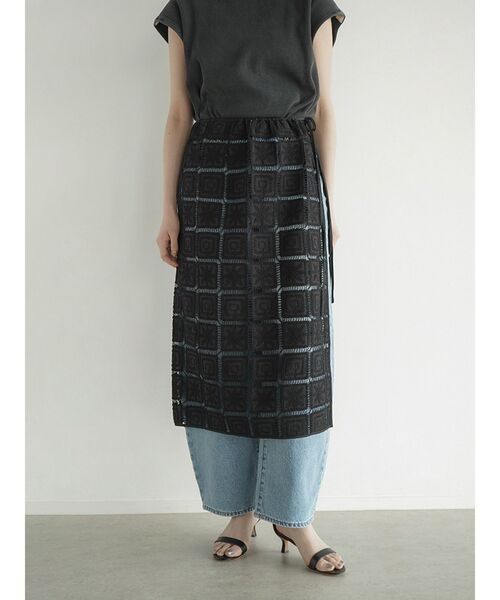 FIKA.(フィーカ)の「Cord embroidery wrap skirt(スカート・レディース・ブラック/オフホワイト・MEDIUM)」の2枚目の写真