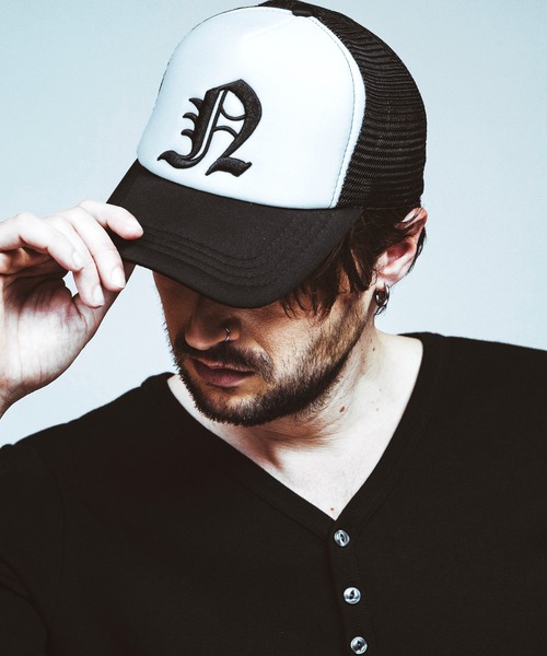 NO ID.(ノーアイディ)の「【NO ID.】Initial Embroidery Cap / イニシャル エンブロイダリー キャップ(キャップ・メンズ・ブラック/ホワイト・ONE SIZE)」の1枚目の写真