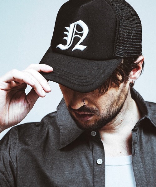 NO ID.(ノーアイディ)の「【NO ID.】Initial Embroidery Cap / イニシャル エンブロイダリー キャップ(キャップ・メンズ・ブラック/ホワイト・ONE SIZE)」の2枚目の写真