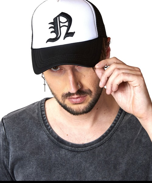NO ID.(ノーアイディ)の「【NO ID.】Initial Embroidery Cap / イニシャル エンブロイダリー キャップ(キャップ・メンズ・ブラック/ホワイト・ONE SIZE)」の3枚目の写真
