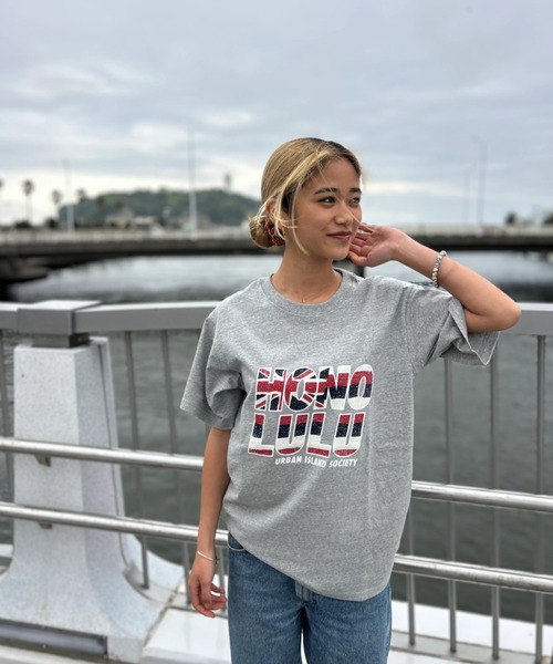 URBAN ISLAND SOCIETY(アーバンアイランドソサエティ)の「【URBAN ISLAND SOCIETY/アーバンアイランドソサエティ】HAWAII FLAG HONOLULU S/S TEE / ホノルルプリント半袖T-シャツ(Tシャツ/カットソー・メンズ・ホワイト/ネイビー/グレー・SMALL/MEDIUM/LARGE/X-LARGE)」の1枚目の写真