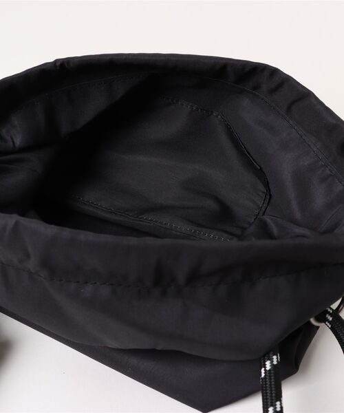 sanrio（サンリオ）の「Sanrio　巾着ショルダー（ショルダーバッグ・レディース・ブラック・FREE）」の2枚目の写真