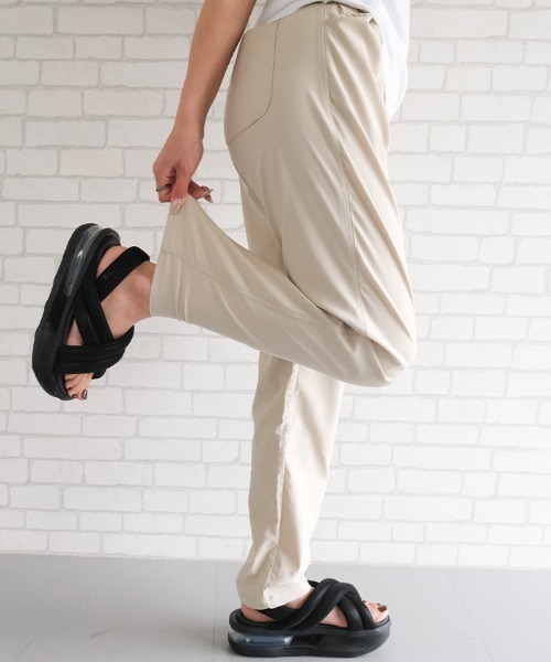 aquagarage(アクアガレージ)の「ストレッチテーパードパンツ(その他パンツ・レディース・ブラック/ブラウン/サンドベージュ・M/L)」の1枚目の写真