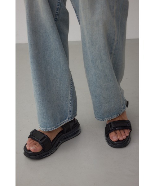 AZUL by moussy（アズールバイマウジー）の「エアークッションベルトサンダル（サンダル・メンズ・ブラック・MEDIUM/LARGE）」の2枚目の写真