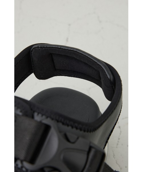 AZUL by moussy（アズールバイマウジー）の「エアークッションベルトサンダル（サンダル・メンズ・ブラック・MEDIUM/LARGE）」の12枚目の写真