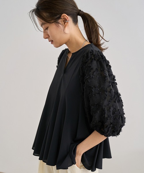 ROPE'（ロペ）の「ジャガードスリーブコンビブラウス/イージーケア（シャツ/ブラウス・レディース・ブラック/ホワイト・FREE）」の2枚目の写真