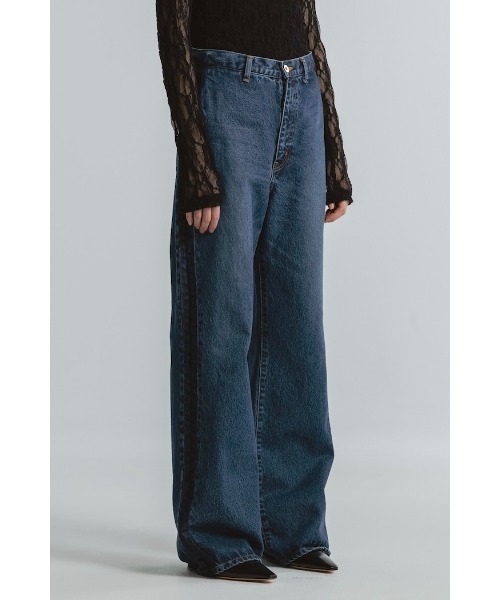 CINOH（チノ）の「SIDE SEAM FLARE DENIM PANTS（デニムパンツ・レディース・ブラック/ブルー・1/2/3/4）」の5枚目の写真