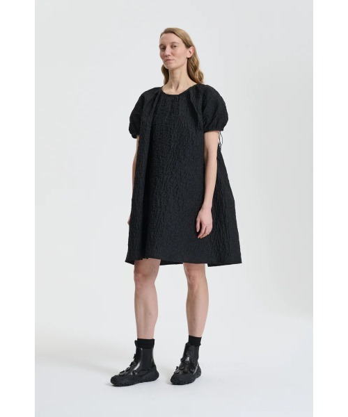 セール】SHORT SLEEVE DRESS WITH BACK RUFFLE DETAIL（ワンピース
