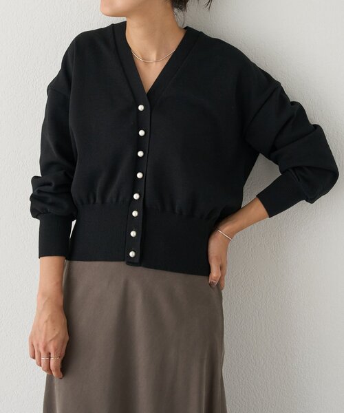 BEARDSLEY（ビアズリー）の「パールボタンカーディガン（カーディガン/ボレロ・レディース・ブラック/ライトグレー・FREE）」の3枚目の写真