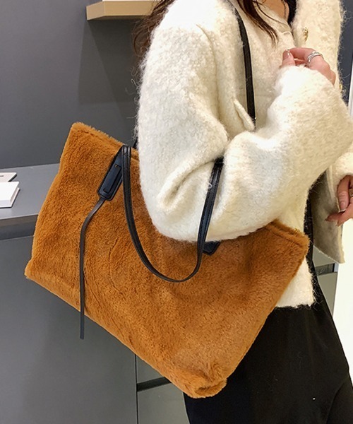 shoppinggo(ショッピングゴー)の「トートバッグ ファーバッグ ふわふわ A4サイズ対応 肩掛け 秋冬 BAG シンプル フェミニン(トートバッグ・レディース・ベージュ/ホワイト/ピンク/キャメル・FREE)」の4枚目の写真