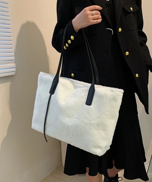 shoppinggo(ショッピングゴー)の「トートバッグ ファーバッグ ふわふわ A4サイズ対応 肩掛け 秋冬 BAG シンプル フェミニン(トートバッグ・レディース・ベージュ/ホワイト/ピンク/キャメル・FREE)」の9枚目の写真