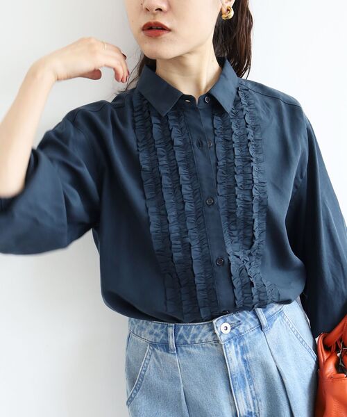 le.coeur blanc(ルクールブラン)の「フロントフリルレギュラーカラーブラウス(シャツ/ブラウス・レディース・ピンク/ミント/ネイビー/オフホワイト・38)」の3枚目の写真