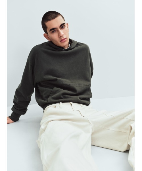 GAP(ギャップ)の「ヘビーウェイト オーバーサイズパーカー(パーカー・メンズ・ライトグレー/ブラウン/ブラック/ブラック系その他/カーキ/ブルー/パープル/カモフラージュ/ダークグリーン/グレー/ブラウン系その他2/ブラック系その他2/ネイビー・XL/L/M/S/XS)」の17枚目の写真