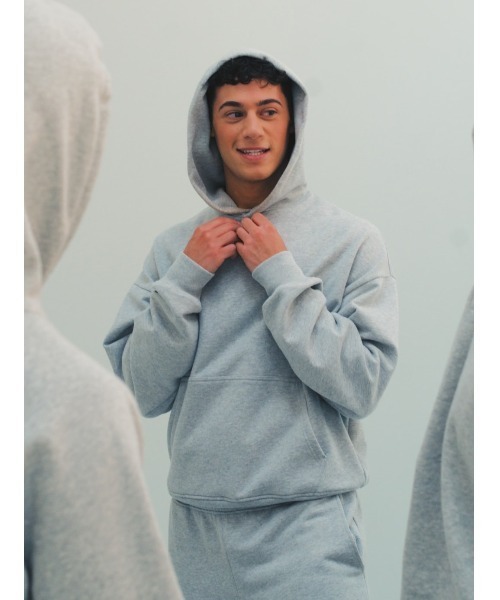 GAP(ギャップ)の「ヘビーウェイト オーバーサイズパーカー(パーカー・メンズ・ライトグレー/ブラウン/ブラック/ブラック系その他/カーキ/ブルー/パープル/カモフラージュ/ダークグリーン/グレー/ブラウン系その他2/ブラック系その他2/ネイビー・XL/L/M/S/XS)」の18枚目の写真