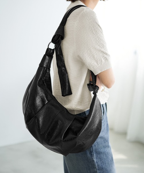 STYLE DELI(スタイルデリ)の「クロワッサンボディバッグB(ボディバッグ/ウエストポーチ・レディース・シルバー/ブラック/レッド・FREE)」の2枚目の写真