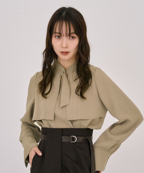 UNITED TOKYO（ユナイテッドトウキョウ）の「【残りわずか！】タイボタンメルトタッチブラウス｜ウォッシャブル/防シワ/UVカット/オケージョン/オフィスカジュアル/通勤/冬服（シャツ/ブラウス・レディース・アイボリー/ベージュ/ブラック・FREE）」の3枚目の写真