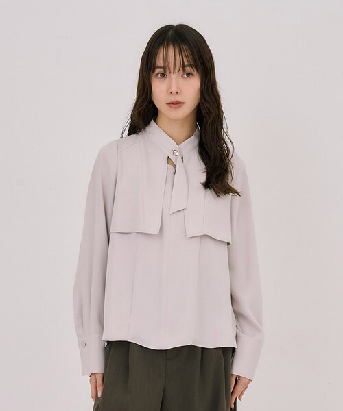 UNITED TOKYO（ユナイテッドトウキョウ）の「【残りわずか！】タイボタンメルトタッチブラウス｜ウォッシャブル/防シワ/UVカット/オケージョン/オフィスカジュアル/通勤/冬服（シャツ/ブラウス・レディース・アイボリー/ベージュ/ブラック・FREE）」の21枚目の写真