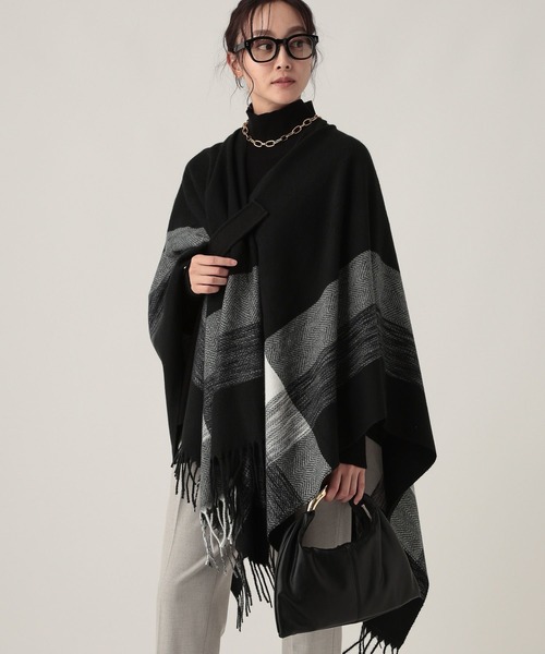 Elura(エルーラ)の「チェックフリンジケープ/587988(ストール/ショール・レディース・ベージュ/グレー/ブラック・ONE SIZE)」の2枚目の写真