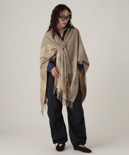 Elura(エルーラ)の「チェックフリンジケープ/587988(ストール/ショール・レディース・ベージュ/グレー/ブラック・ONE SIZE)」の4枚目の写真