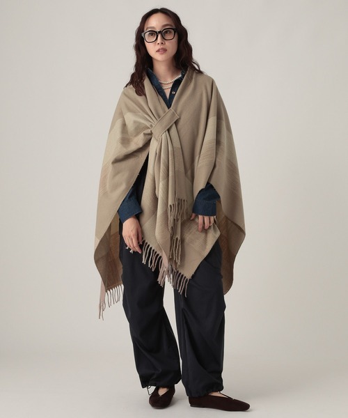 Elura(エルーラ)の「チェックフリンジケープ/587988(ストール/ショール・レディース・ベージュ/グレー/ブラック・ONE SIZE)」の5枚目の写真