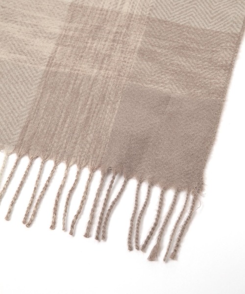 Elura(エルーラ)の「チェックフリンジケープ/587988(ストール/ショール・レディース・ベージュ/グレー/ブラック・ONE SIZE)」の8枚目の写真