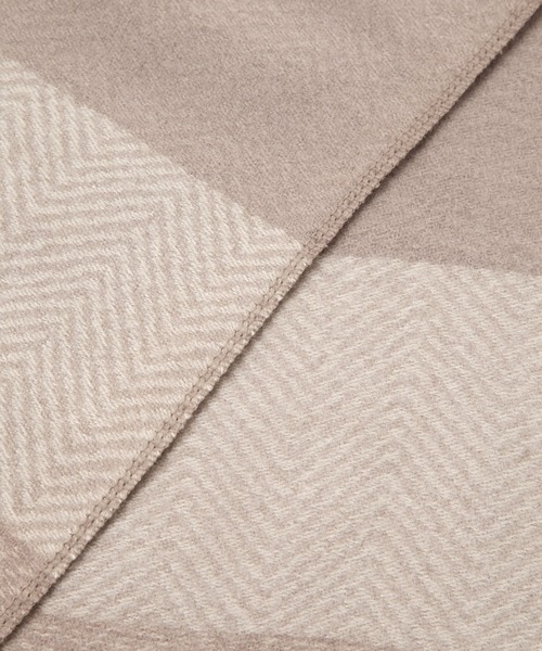 Elura(エルーラ)の「チェックフリンジケープ/587988(ストール/ショール・レディース・ベージュ/グレー/ブラック・ONE SIZE)」の12枚目の写真