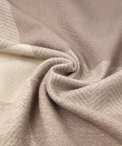 Elura(エルーラ)の「チェックフリンジケープ/587988(ストール/ショール・レディース・ベージュ/グレー/ブラック・ONE SIZE)」の13枚目の写真