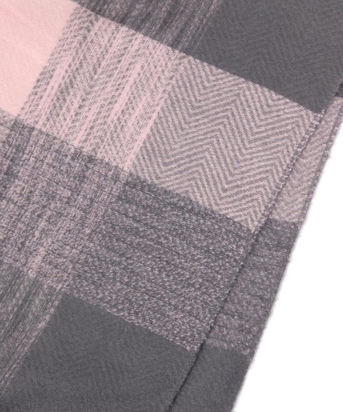 Elura(エルーラ)の「チェックフリンジケープ/587988(ストール/ショール・レディース・ベージュ/グレー/ブラック・ONE SIZE)」の17枚目の写真