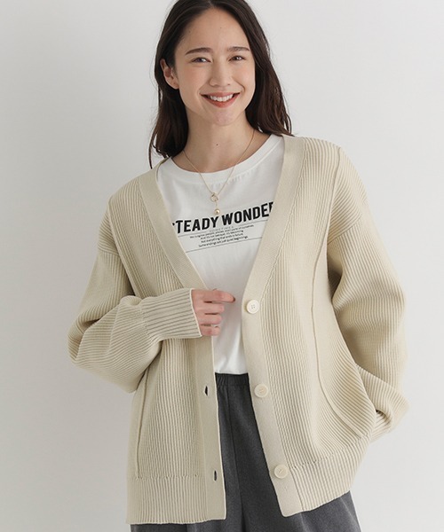 Right-on（ライトオン）の「【HONEYSUCKLE ROSE】畦編みニットカーディガン (Vネック/前開き/ボタン/レイヤード/着回し/通気性/軽量/オールシーズン/オフィスカジュアル)（カーディガン/ボレロ・レディース・グリーン/ブラック/ブルー/キナリ・L/S/M）」の2枚目の写真