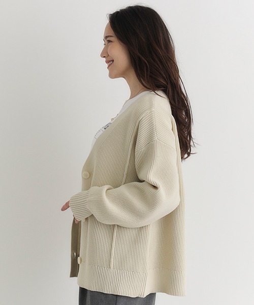 Right-on（ライトオン）の「【HONEYSUCKLE ROSE】畦編みニットカーディガン (Vネック/前開き/ボタン/レイヤード/着回し/通気性/軽量/オールシーズン/オフィスカジュアル)（カーディガン/ボレロ・レディース・グリーン/ブラック/ブルー/キナリ・L/S/M）」の16枚目の写真