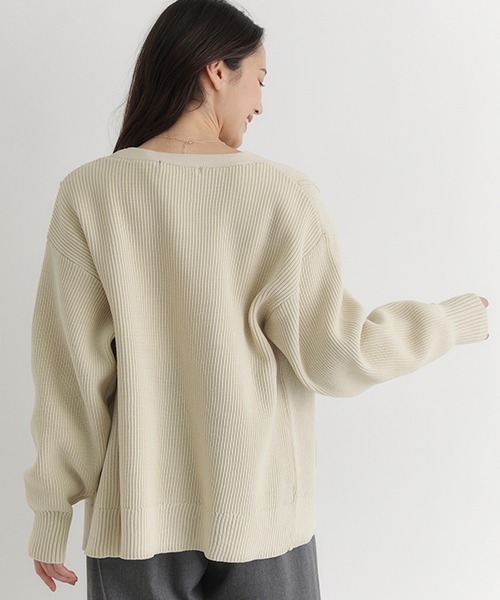 Right-on（ライトオン）の「【HONEYSUCKLE ROSE】畦編みニットカーディガン (Vネック/前開き/ボタン/レイヤード/着回し/通気性/軽量/オールシーズン/オフィスカジュアル)（カーディガン/ボレロ・レディース・グリーン/ブラック/ブルー/キナリ・L/S/M）」の17枚目の写真