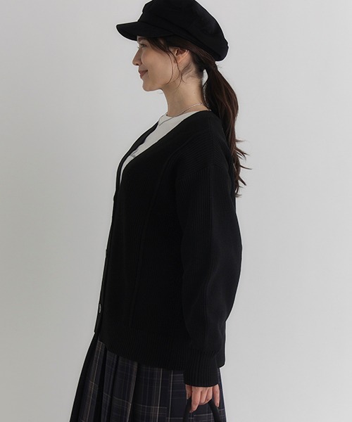 Right-on（ライトオン）の「【HONEYSUCKLE ROSE】畦編みニットカーディガン (Vネック/前開き/ボタン/レイヤード/着回し/通気性/軽量/オールシーズン/オフィスカジュアル)（カーディガン/ボレロ・レディース・グリーン/ブラック/ブルー/キナリ・L/S/M）」の21枚目の写真