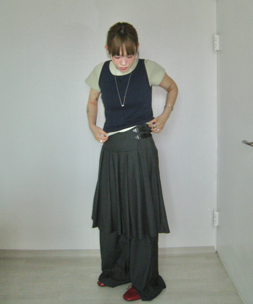 PLACE STUDIO(プレイススタジオ)の「ツーベルトプリーツミディスカートレイヤードワイドパンツ_2COLOR(その他パンツ・レディース・ブラック/チャコールグレー・FREE)」の5枚目の写真