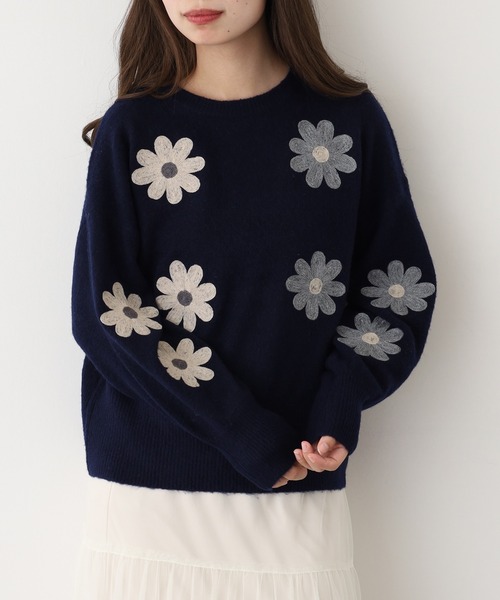 Anna Nicola(アンナニコラ)の「Anna Nicola 花刺繍ニットプルオーバー(ニット/セーター・レディース・ブラック/ネイビー/グレー・38)」の3枚目の写真