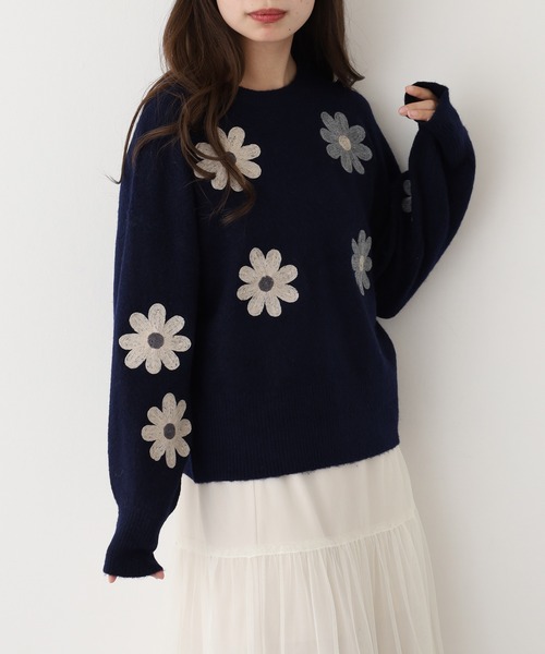 Anna Nicola(アンナニコラ)の「Anna Nicola 花刺繍ニットプルオーバー(ニット/セーター・レディース・ブラック/ネイビー/グレー・38)」の13枚目の写真