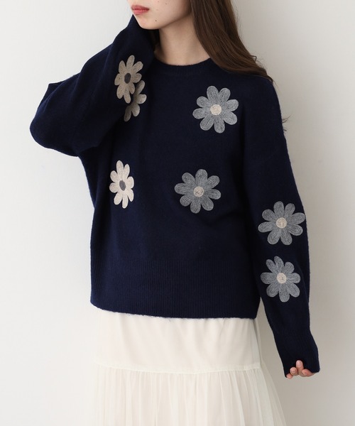 Anna Nicola(アンナニコラ)の「Anna Nicola 花刺繍ニットプルオーバー(ニット/セーター・レディース・ブラック/ネイビー/グレー・38)」の11枚目の写真