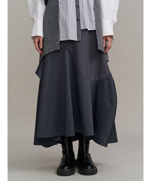 UN3D.(アンスリード)の「WAVE ASYMMETRY SKIRT / ウェーブアシンメトリースカート(スカート・レディース・グレー/ブラック・36/38)」の2枚目の写真