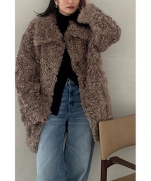 フェイクプードルコート／ボリュームファーデザイン × ミドル丈シルエット
