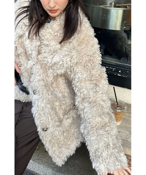 YOOU(ユー)の「フェイクプードルコート/ボリュームファーデザイン × ミドル丈シルエット(ブルゾン・レディース・チャコールグレー/ベージュ・FREE)」の6枚目の写真