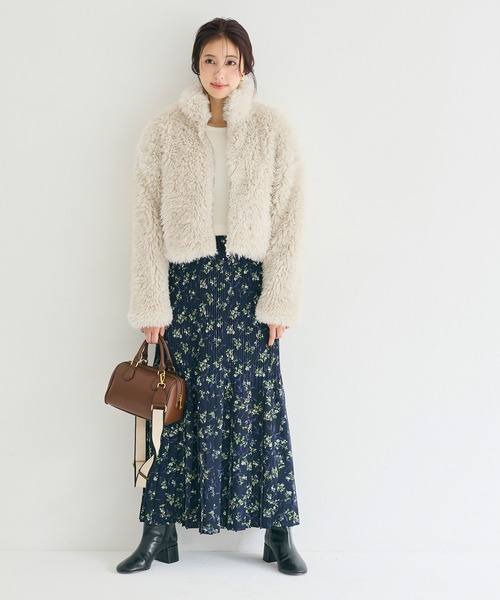 coca(coca)(コカ)の「フェイクファーショートジャケット(ノーカラージャケット・レディース・チャコール/グレイッシュベージュ・L/M)」の4枚目の写真