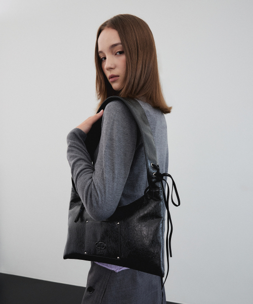 EYELET FLAT SHOULDER BAG(BLACK PEPPER)