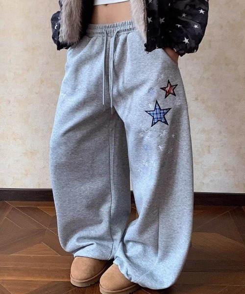 GEMEDA(ジェメダ)の「【スター刺繍/ゆるダボ】ワイドスウェットパンツ(スウェットパンツ・レディース・グレー/ネイビー・M)」の2枚目の写真