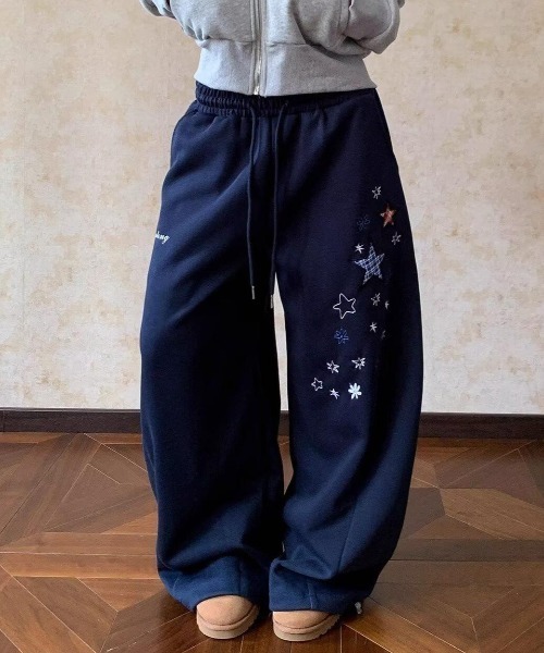 GEMEDA(ジェメダ)の「【スター刺繍/ゆるダボ】ワイドスウェットパンツ(スウェットパンツ・レディース・グレー/ネイビー・M)」の4枚目の写真