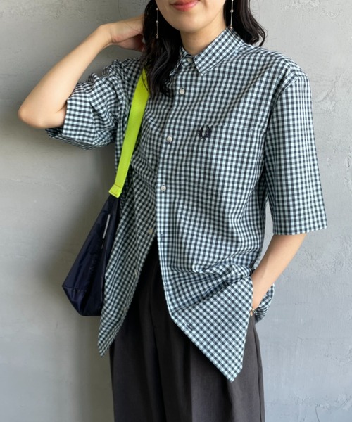 FRED PERRY（フレッドペリー）の「[FRED PERRY/フレッドペリー] ワンポイントロゴ刺繍 ギンガムチェック ショートスリーブシャツ（シャツ/ブラウス・レディース・モスグリーン/サックスブルー・M/L）」の2枚目の写真